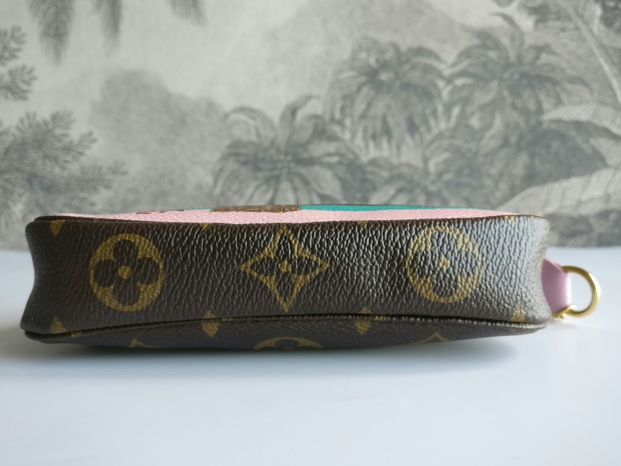 Louis Vuitton Mini Pochette Illustre