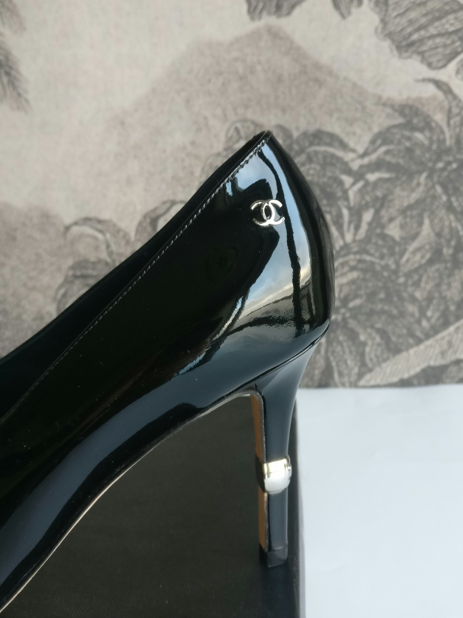 Chanel patent calfskin heels 39 1/2 C