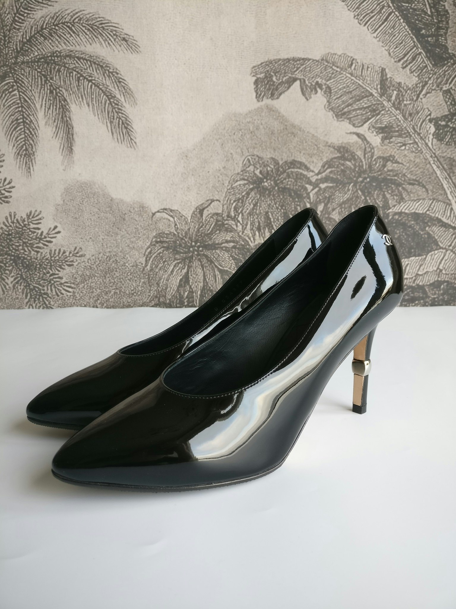 Chanel patent calfskin heels 39 1/2 C