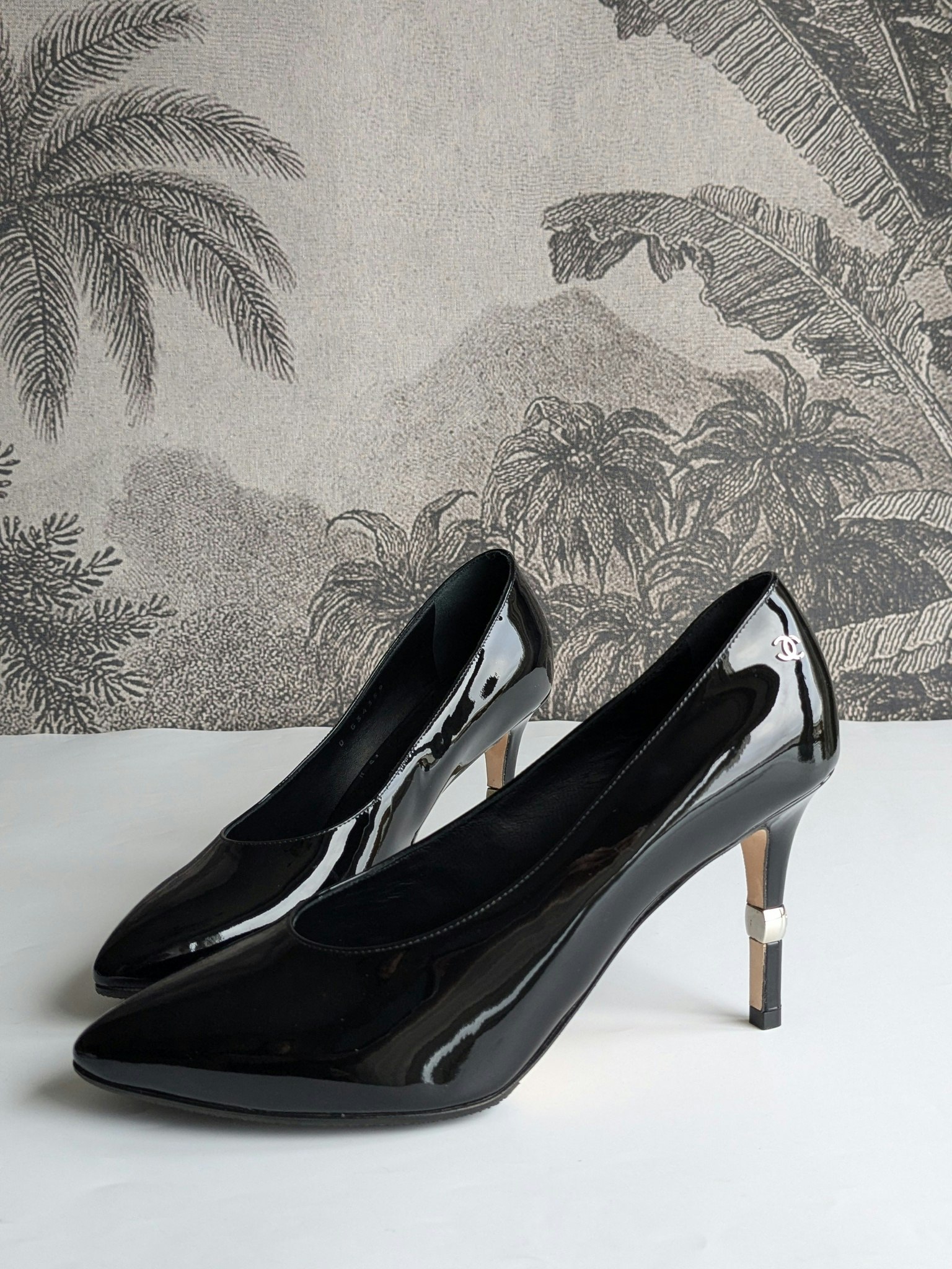 Chanel patent calfskin heels 39 1/2 C