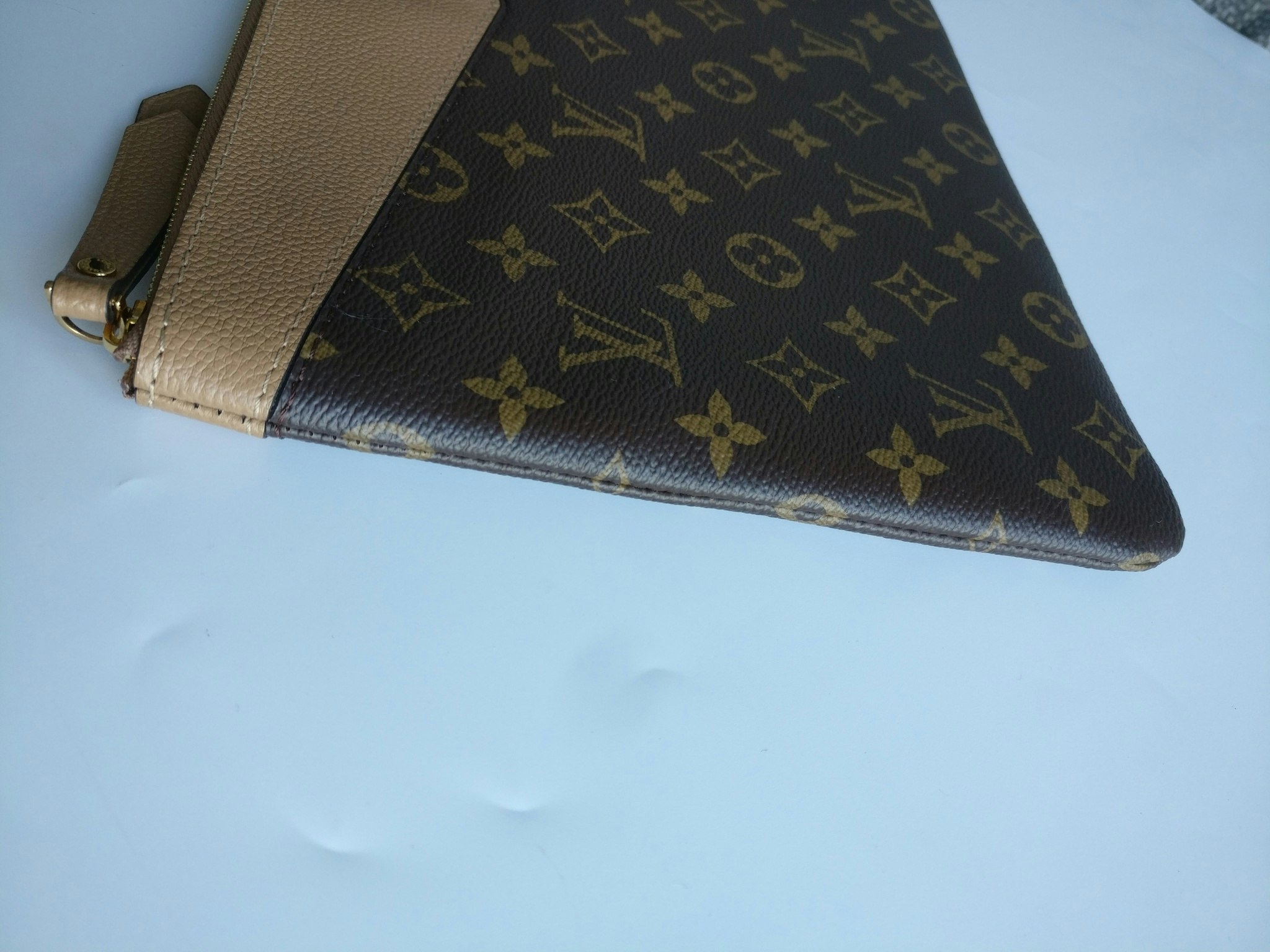 Louis Vuitton Daily pouch sesame