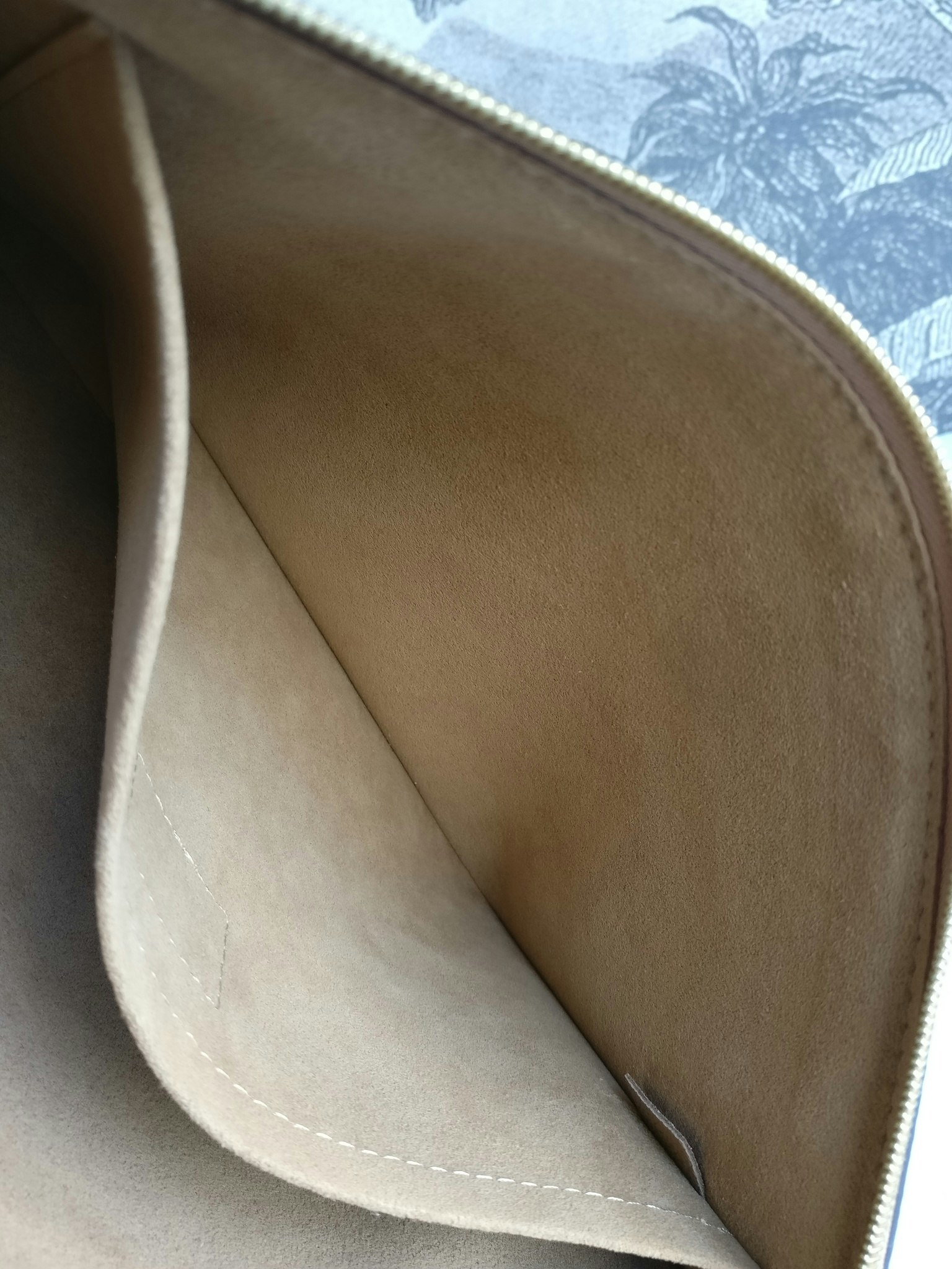 Louis Vuitton Daily pouch sesame