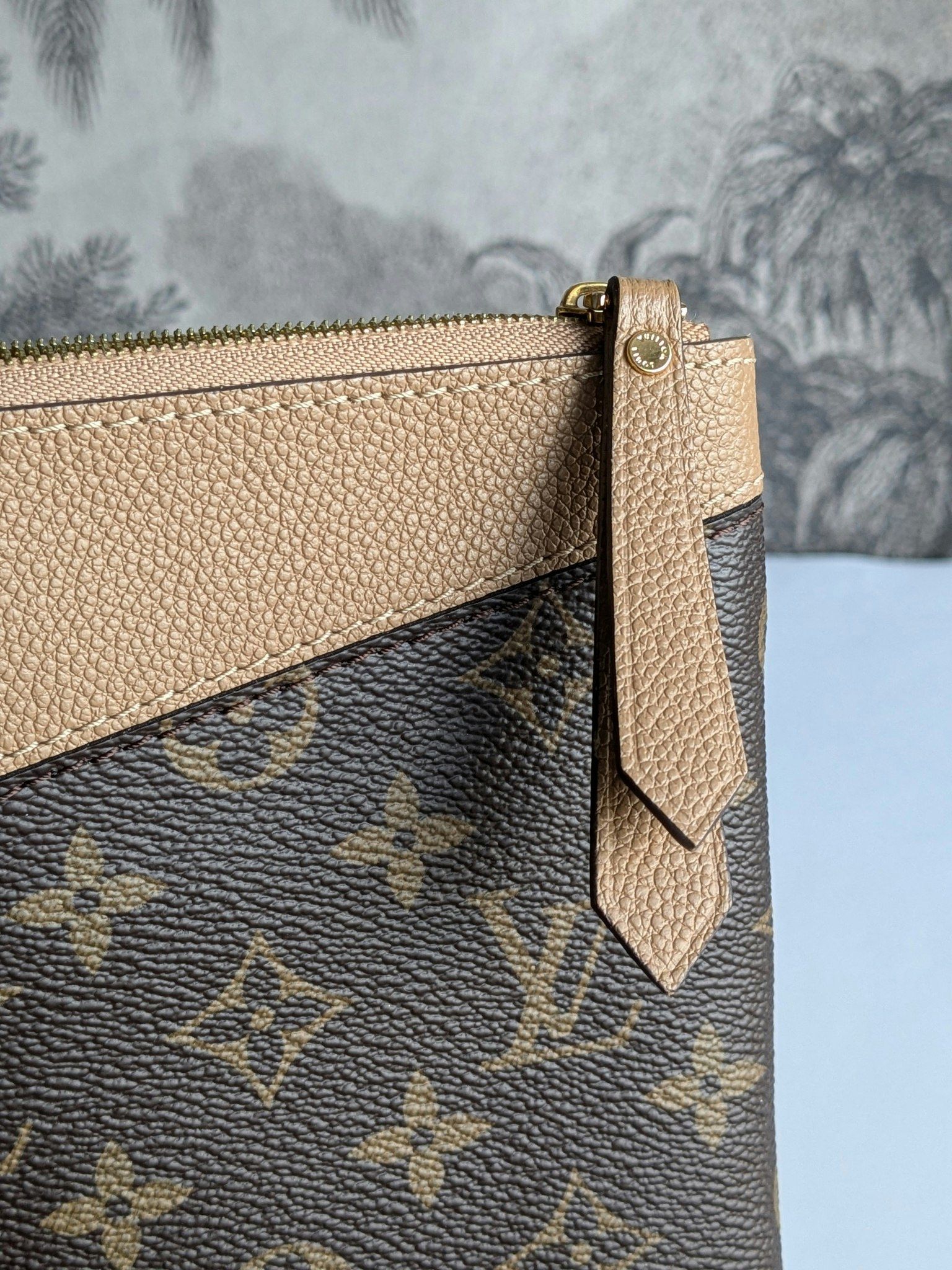 Louis Vuitton Daily pouch sesame
