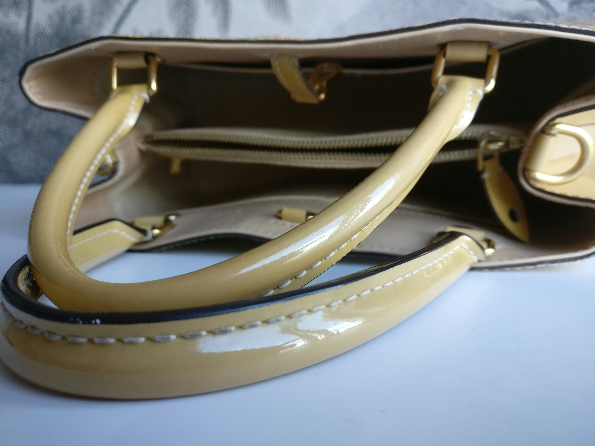 Louis Vuitton Montaigne MM vernis warm beige