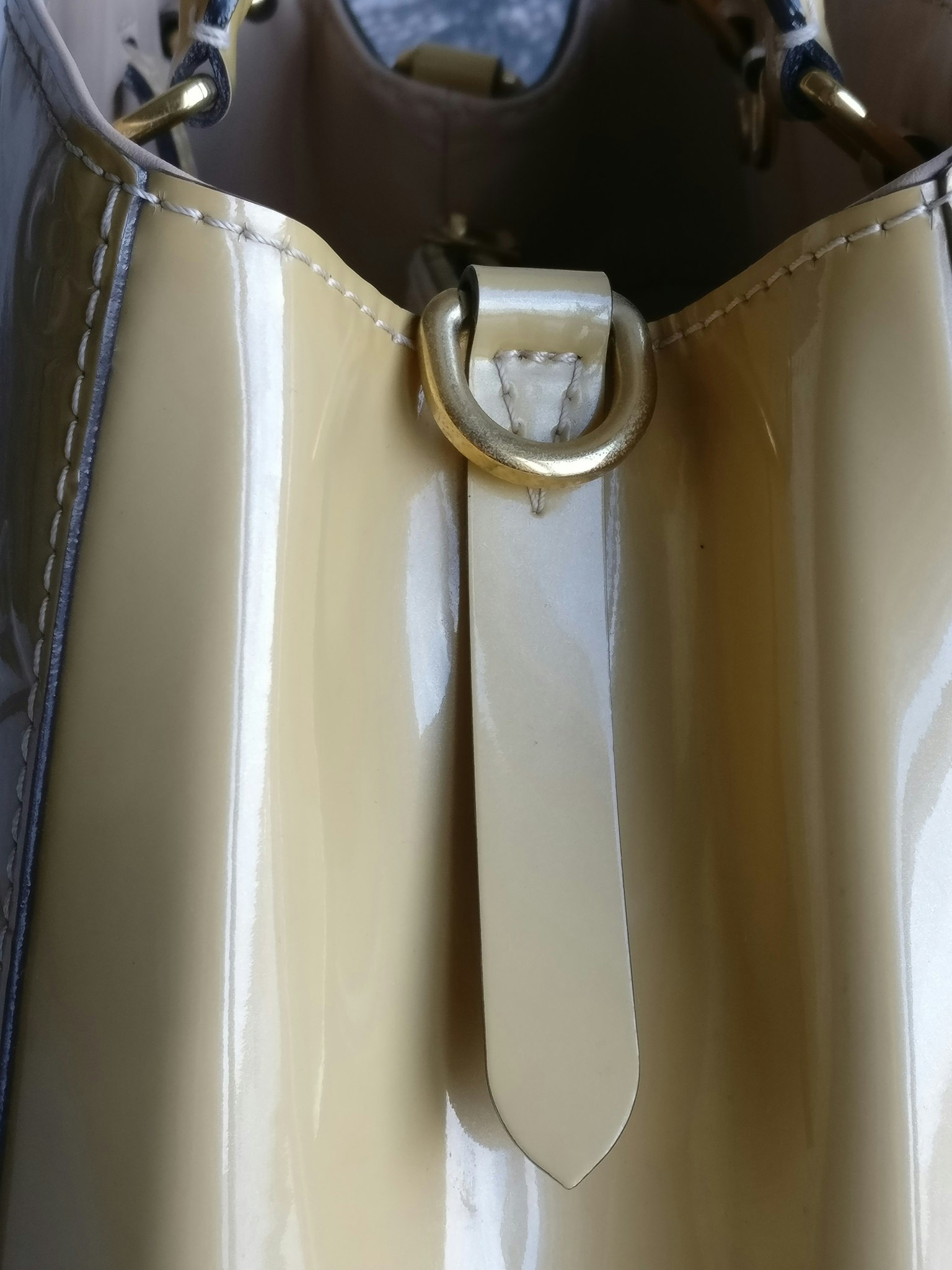 Louis Vuitton Montaigne MM vernis warm beige