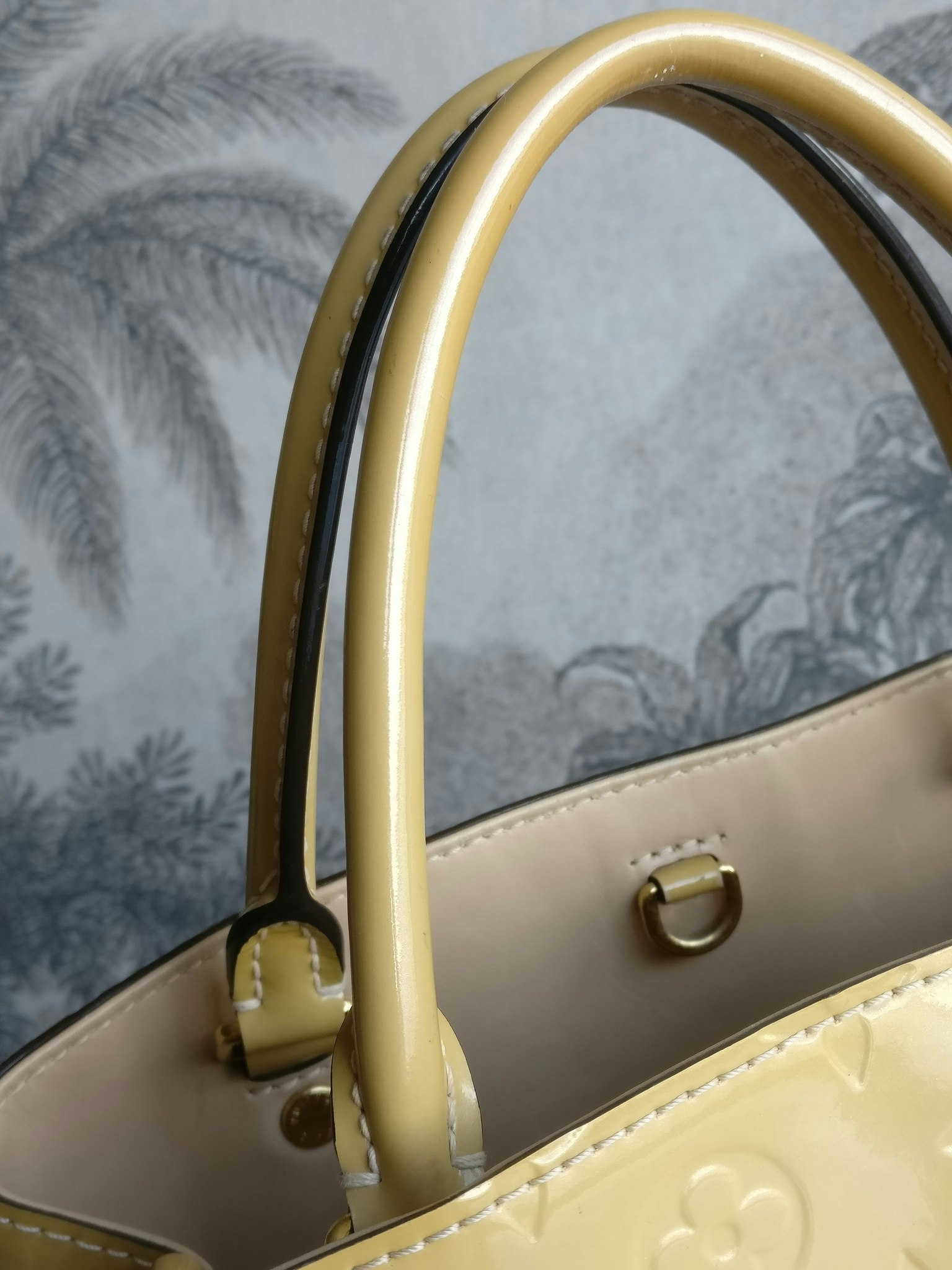 Louis Vuitton Montaigne MM vernis warm beige