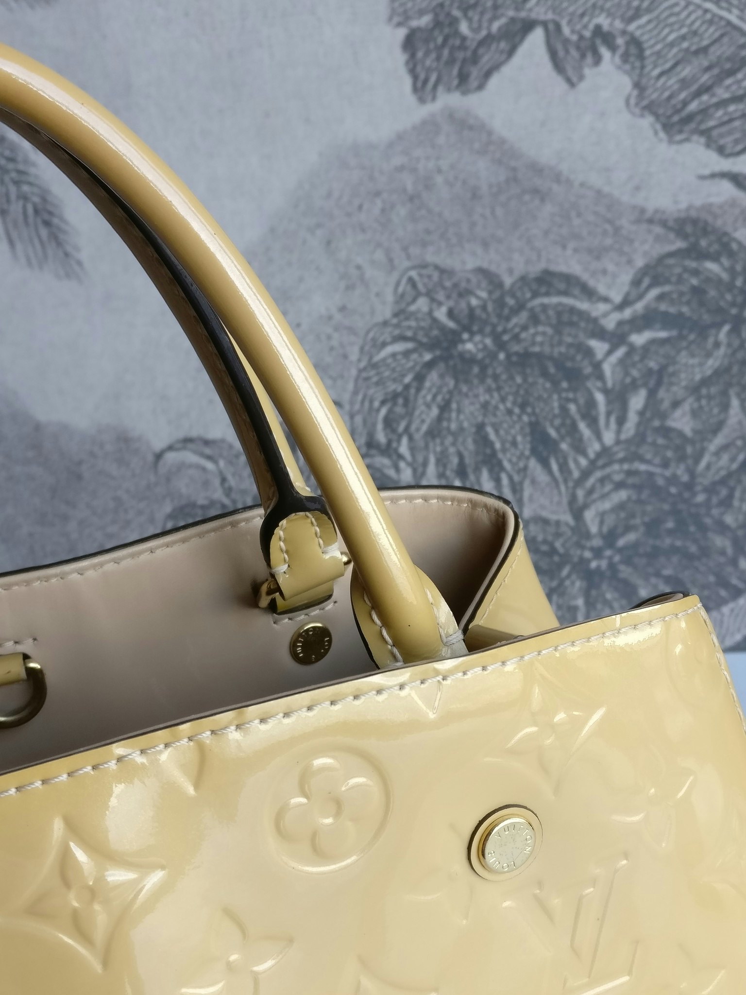 Louis Vuitton Montaigne MM vernis warm beige