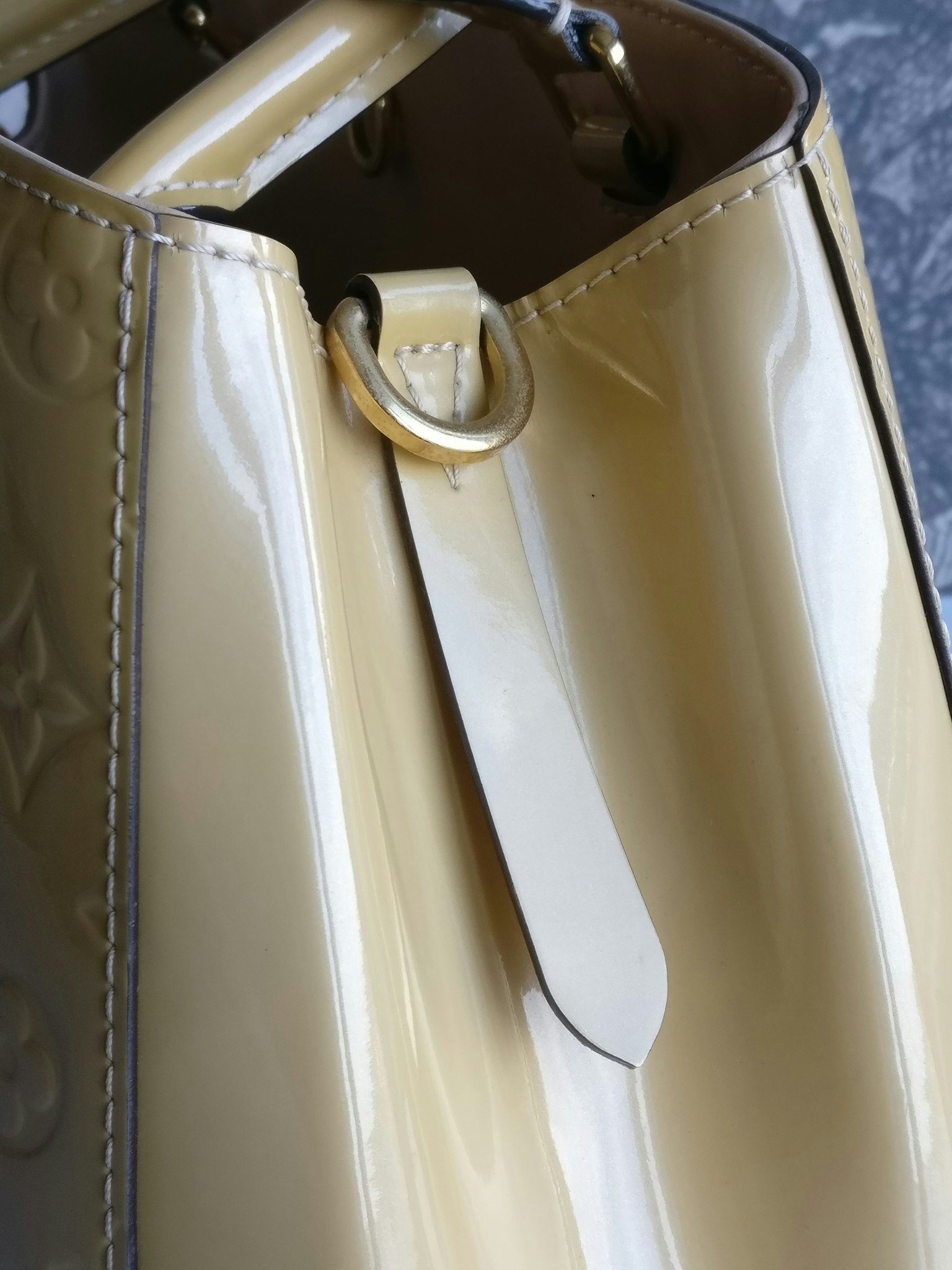 Louis Vuitton Montaigne MM vernis warm beige