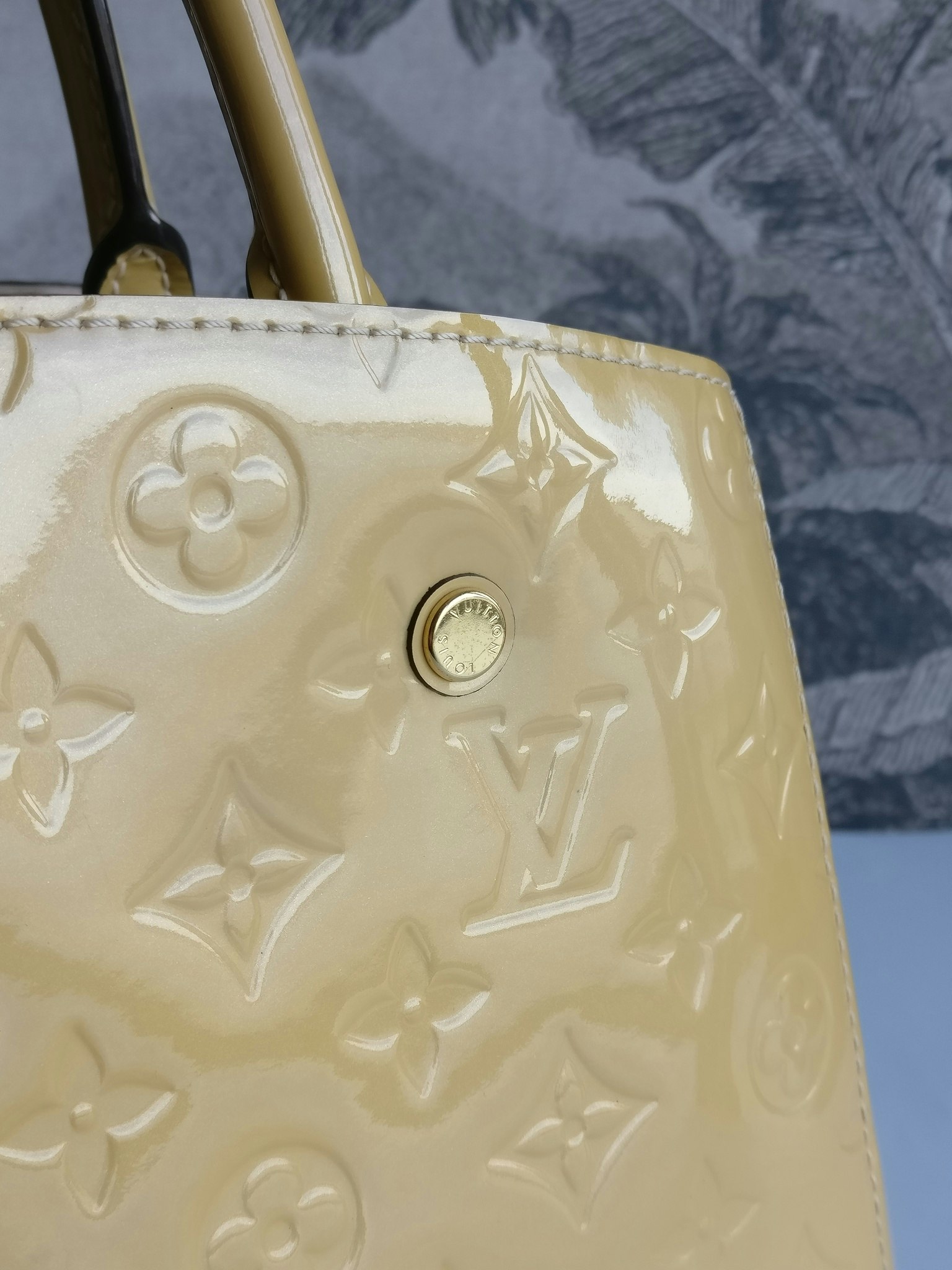 Louis Vuitton Montaigne MM vernis warm beige