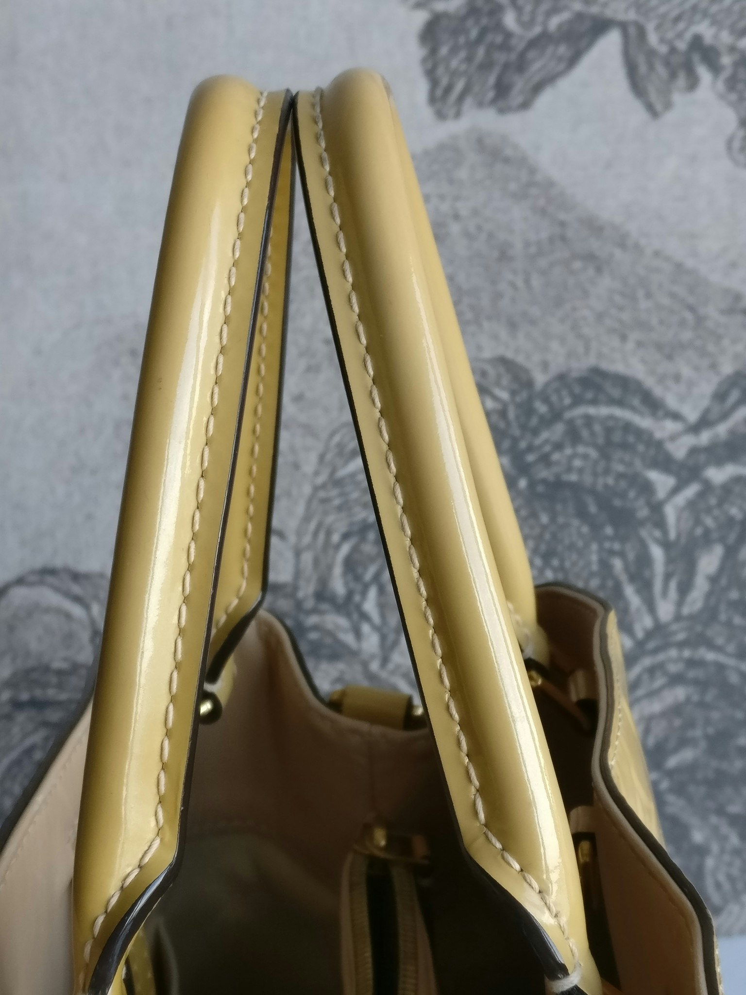 Louis Vuitton Montaigne MM vernis warm beige
