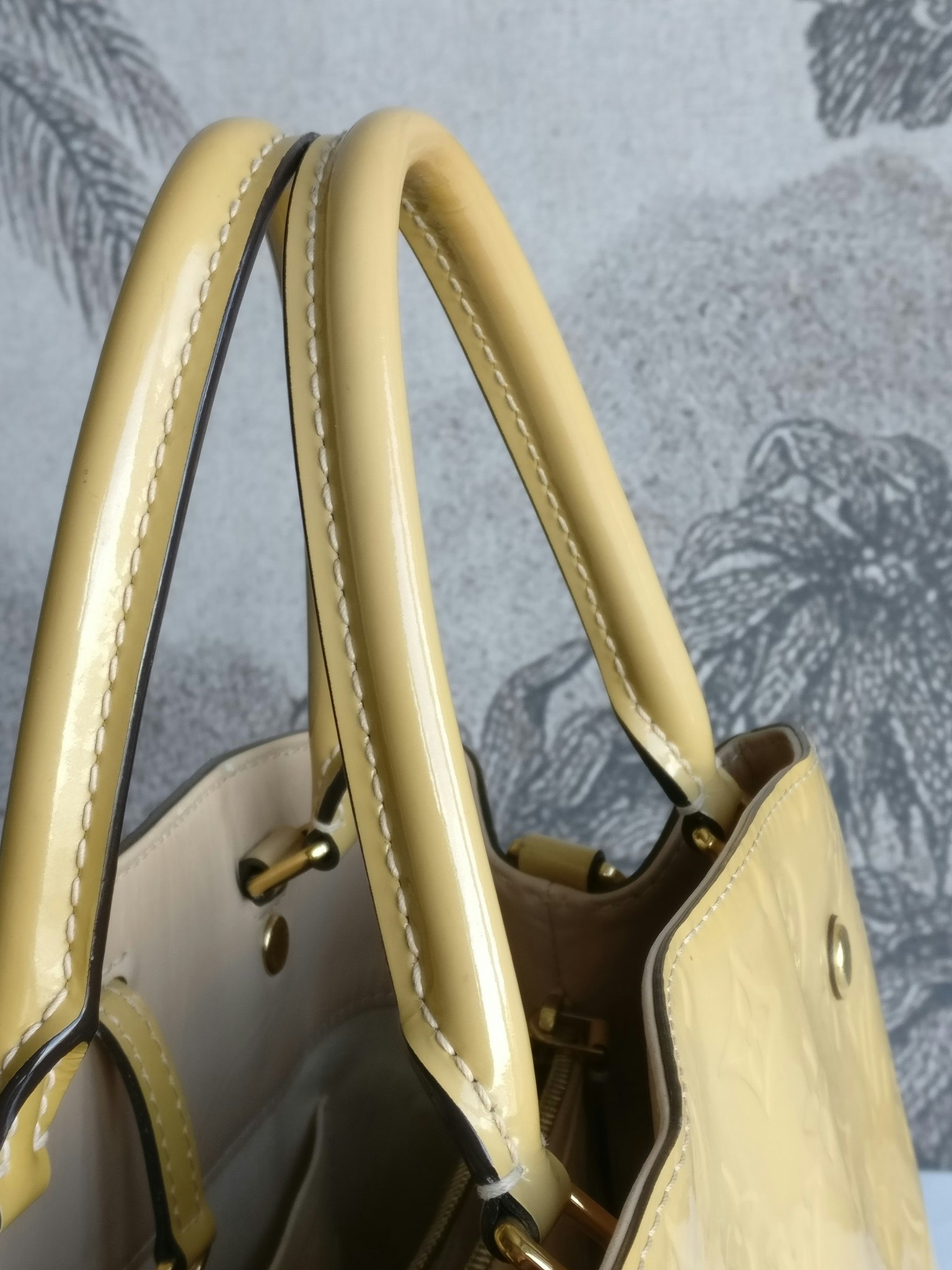 Louis Vuitton Montaigne MM vernis warm beige