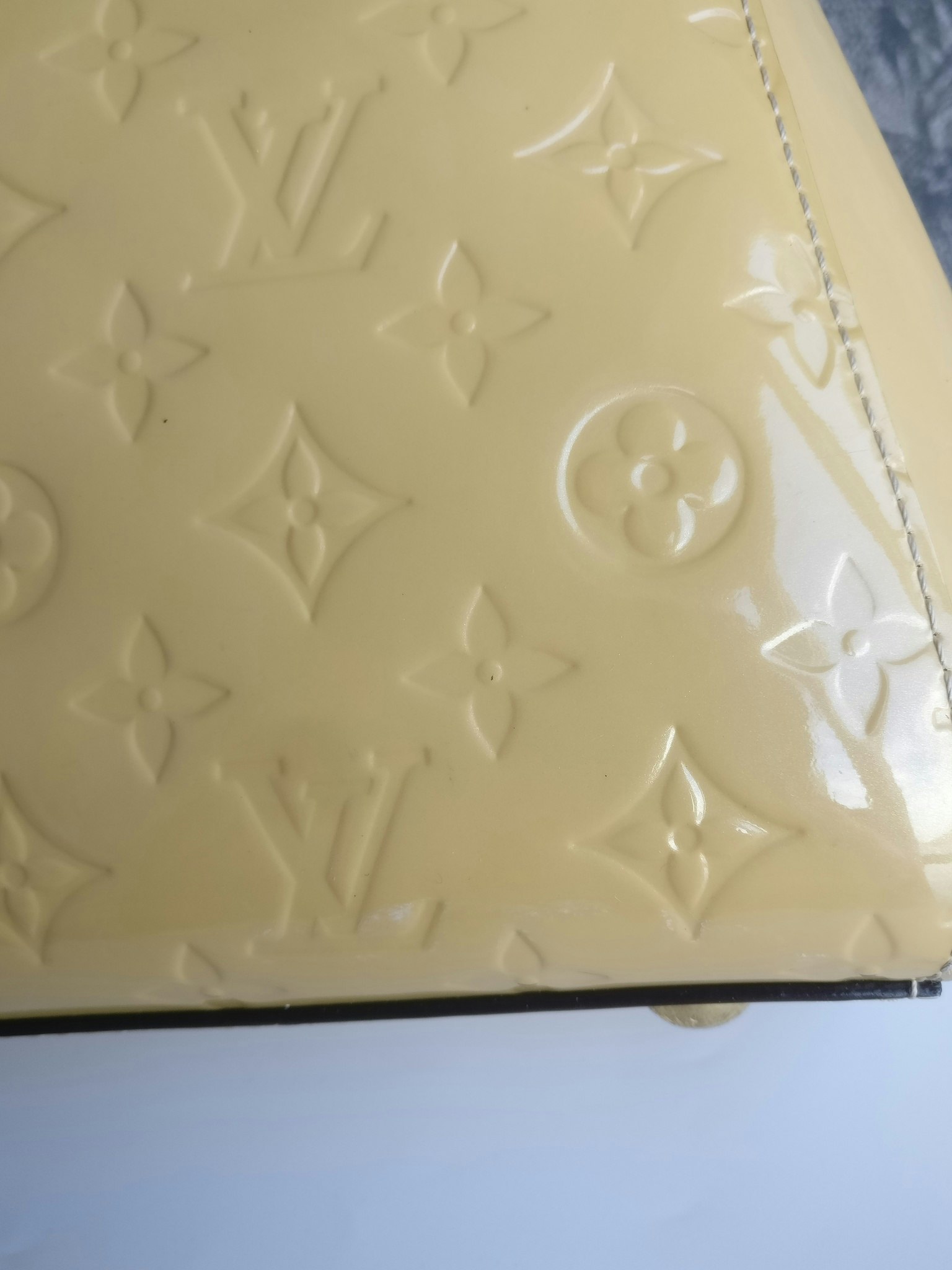 Louis Vuitton Montaigne MM vernis warm beige