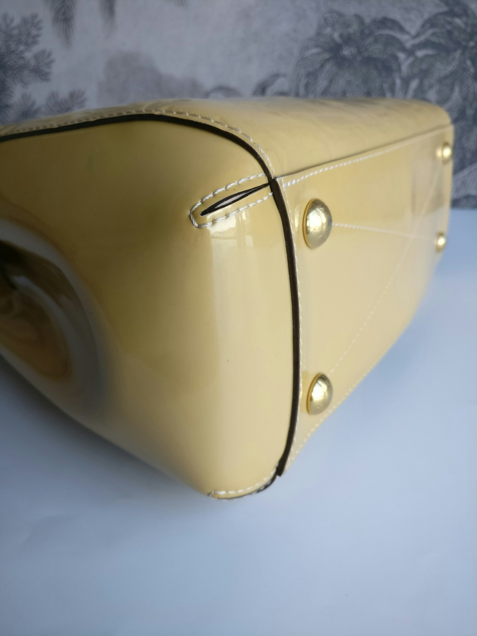 Louis Vuitton Montaigne MM vernis warm beige