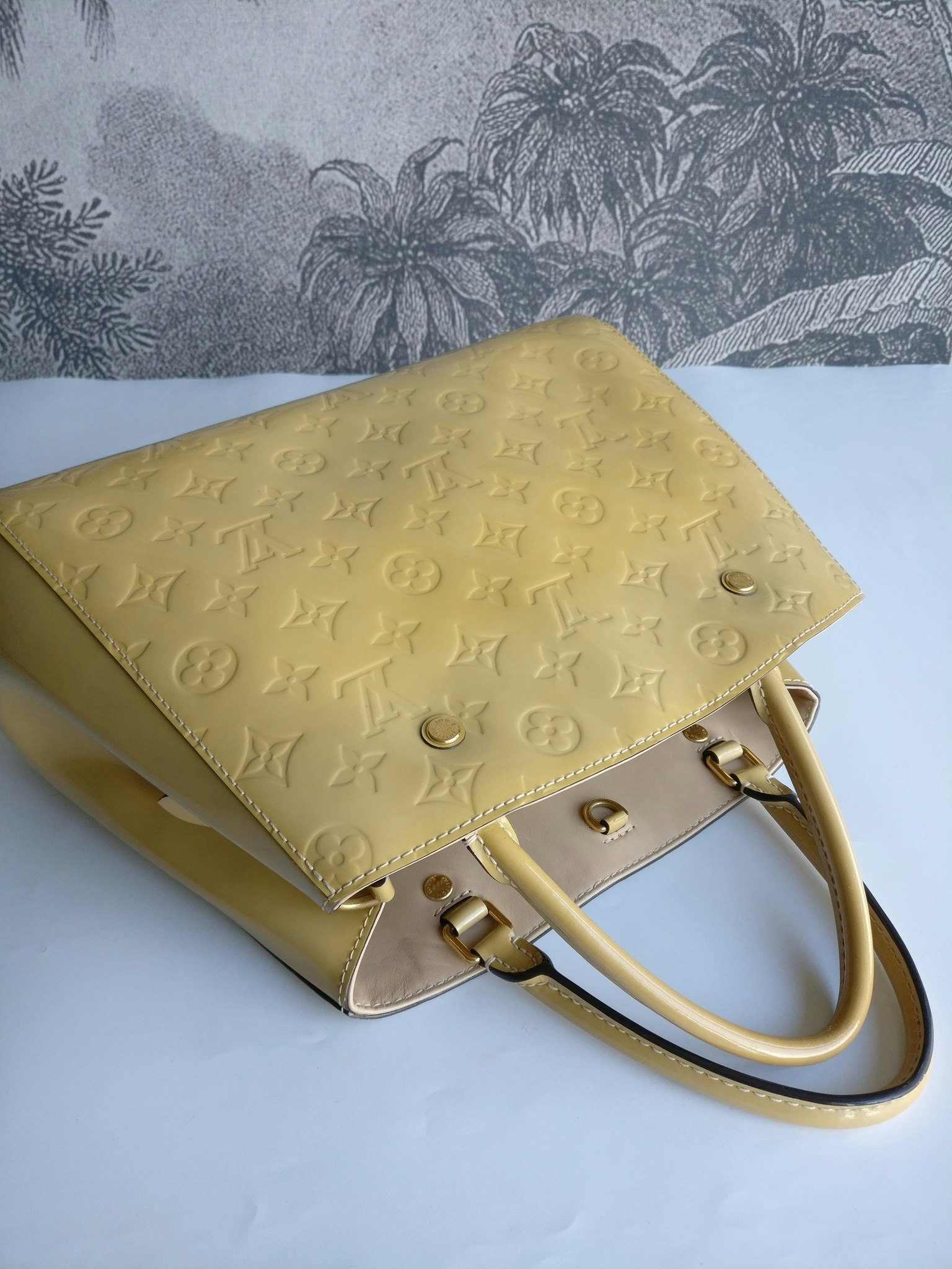 Louis Vuitton Montaigne MM vernis warm beige