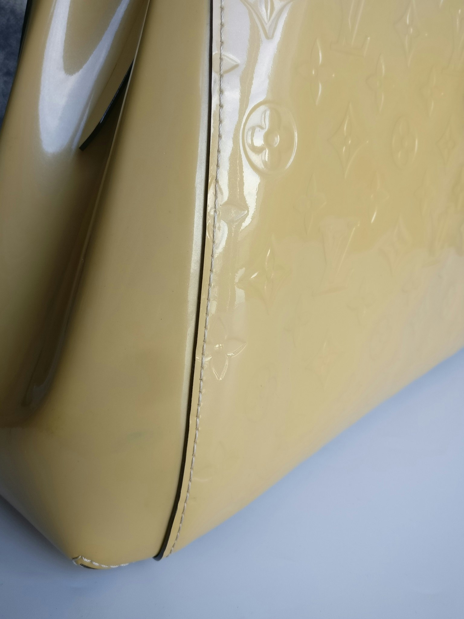 Louis Vuitton Montaigne MM vernis warm beige