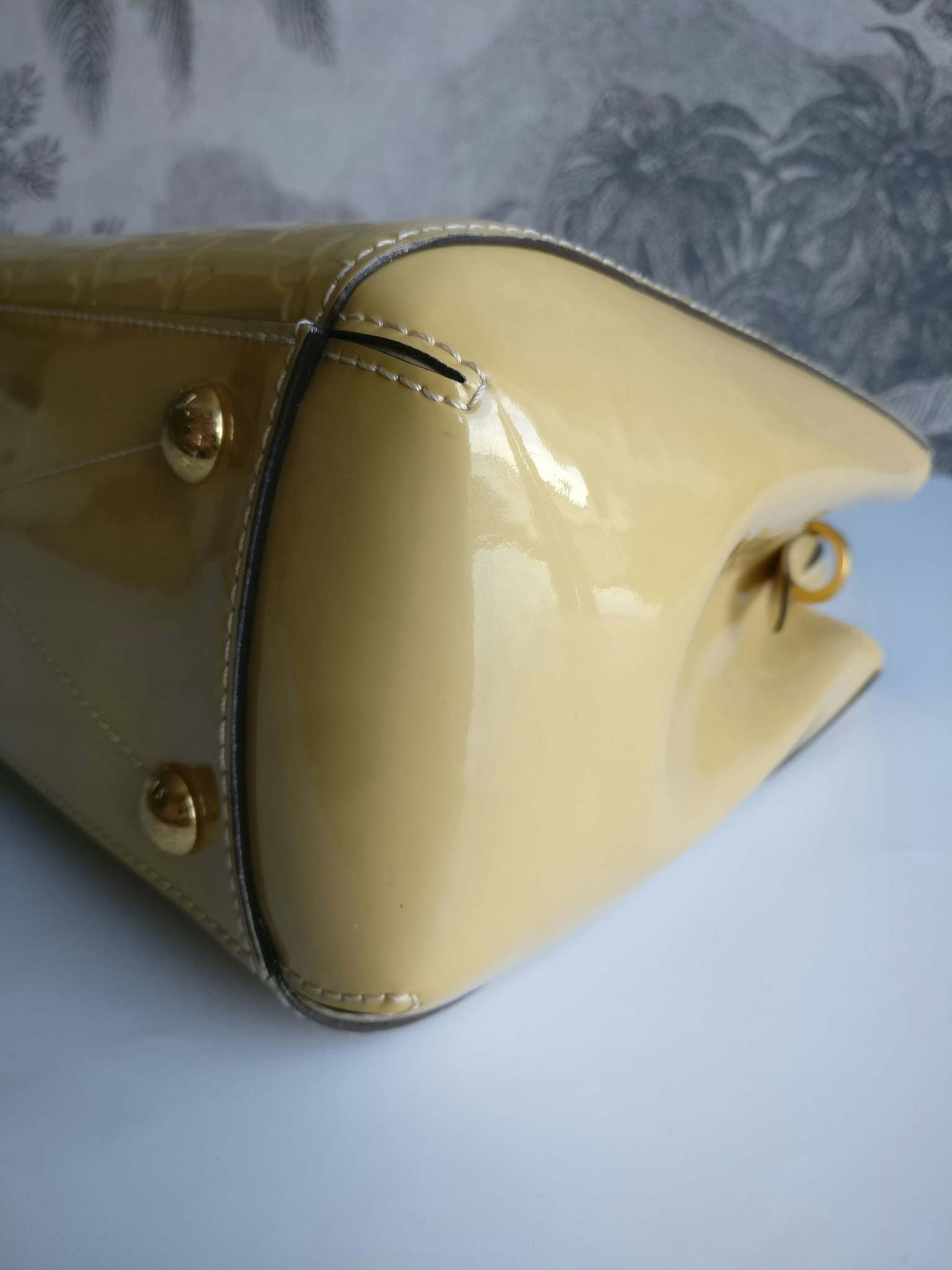 Louis Vuitton Montaigne MM vernis warm beige