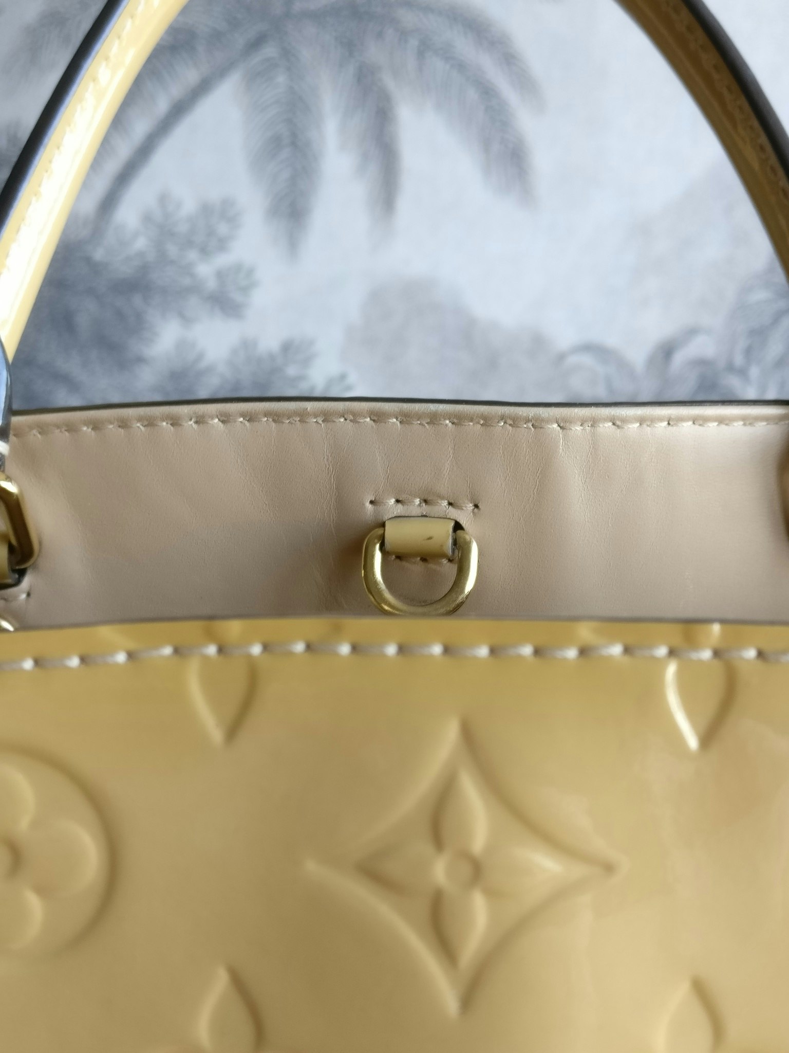 Louis Vuitton Montaigne MM vernis warm beige