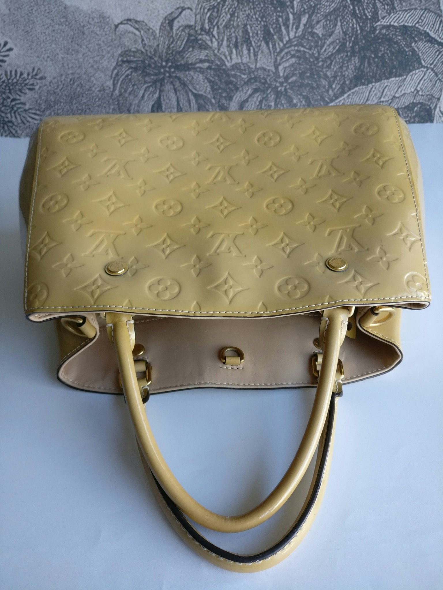 Louis Vuitton Montaigne MM vernis warm beige