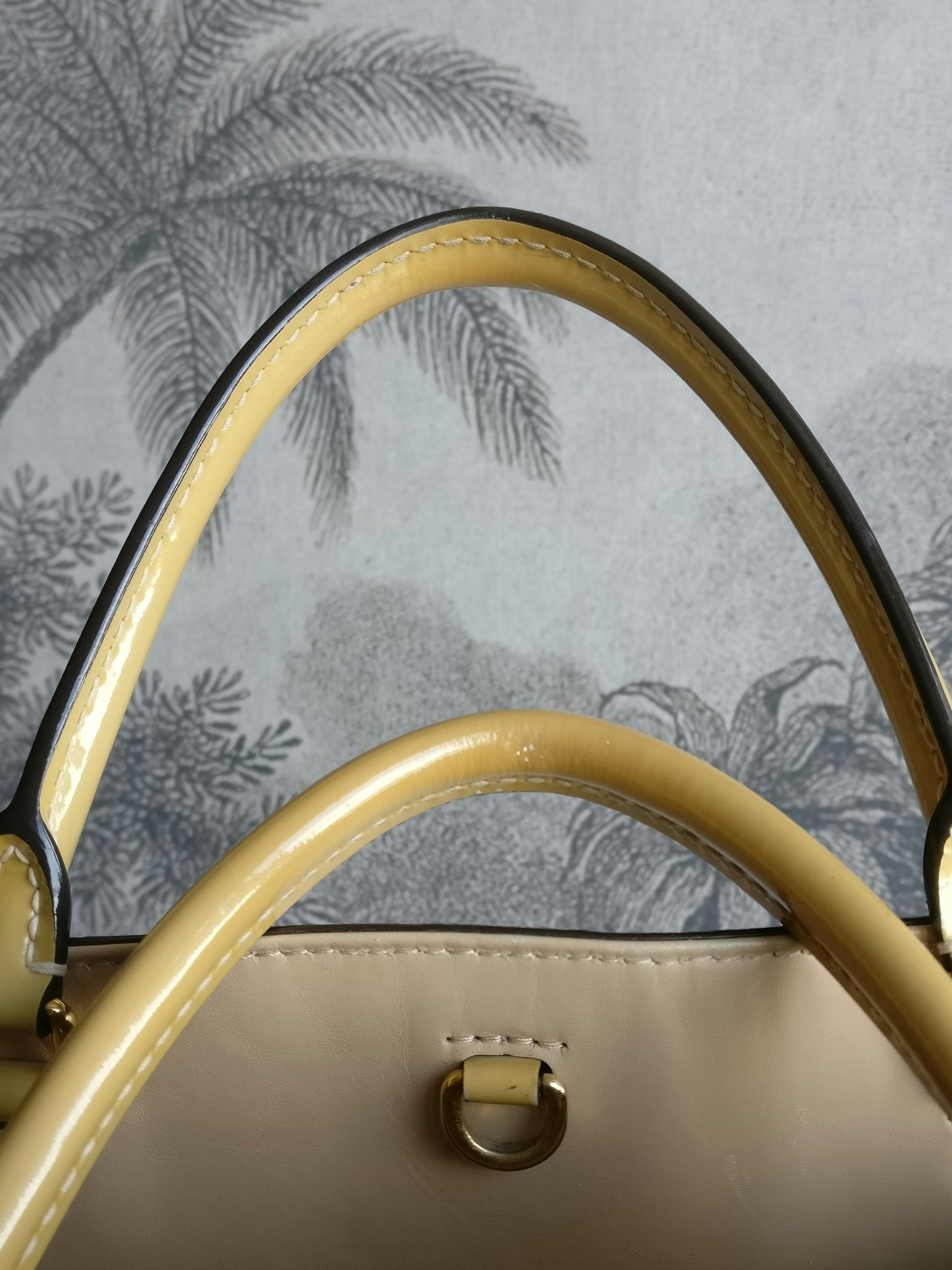 Louis Vuitton Montaigne MM vernis warm beige