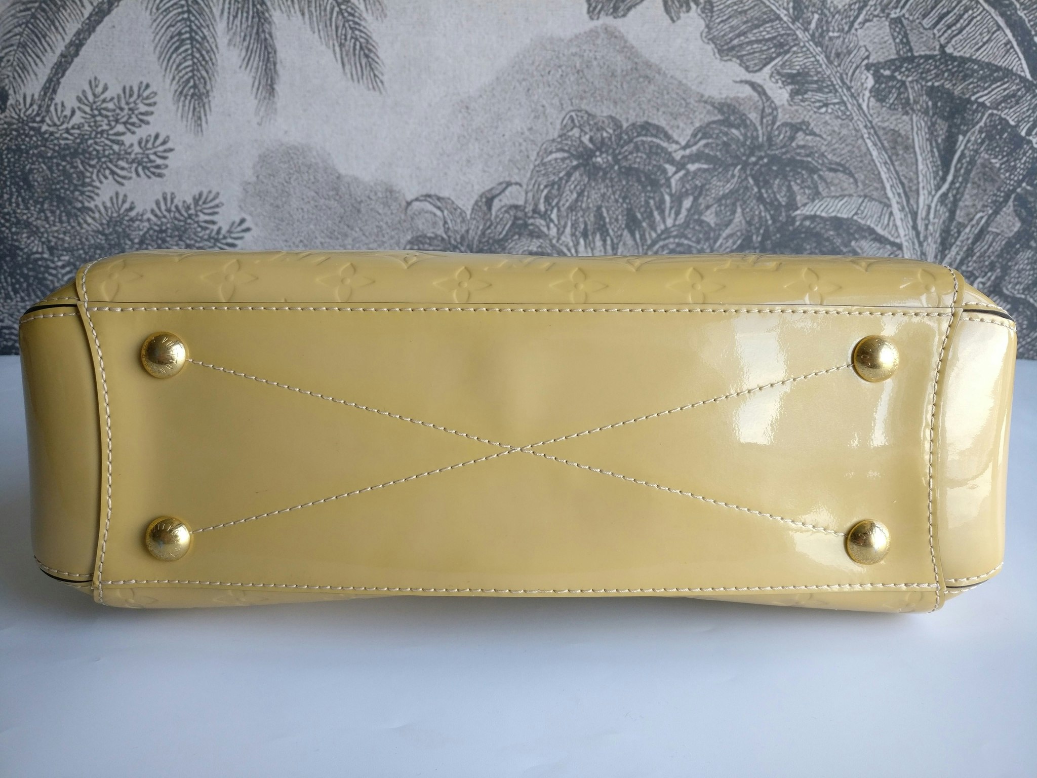 Louis Vuitton Montaigne MM vernis warm beige