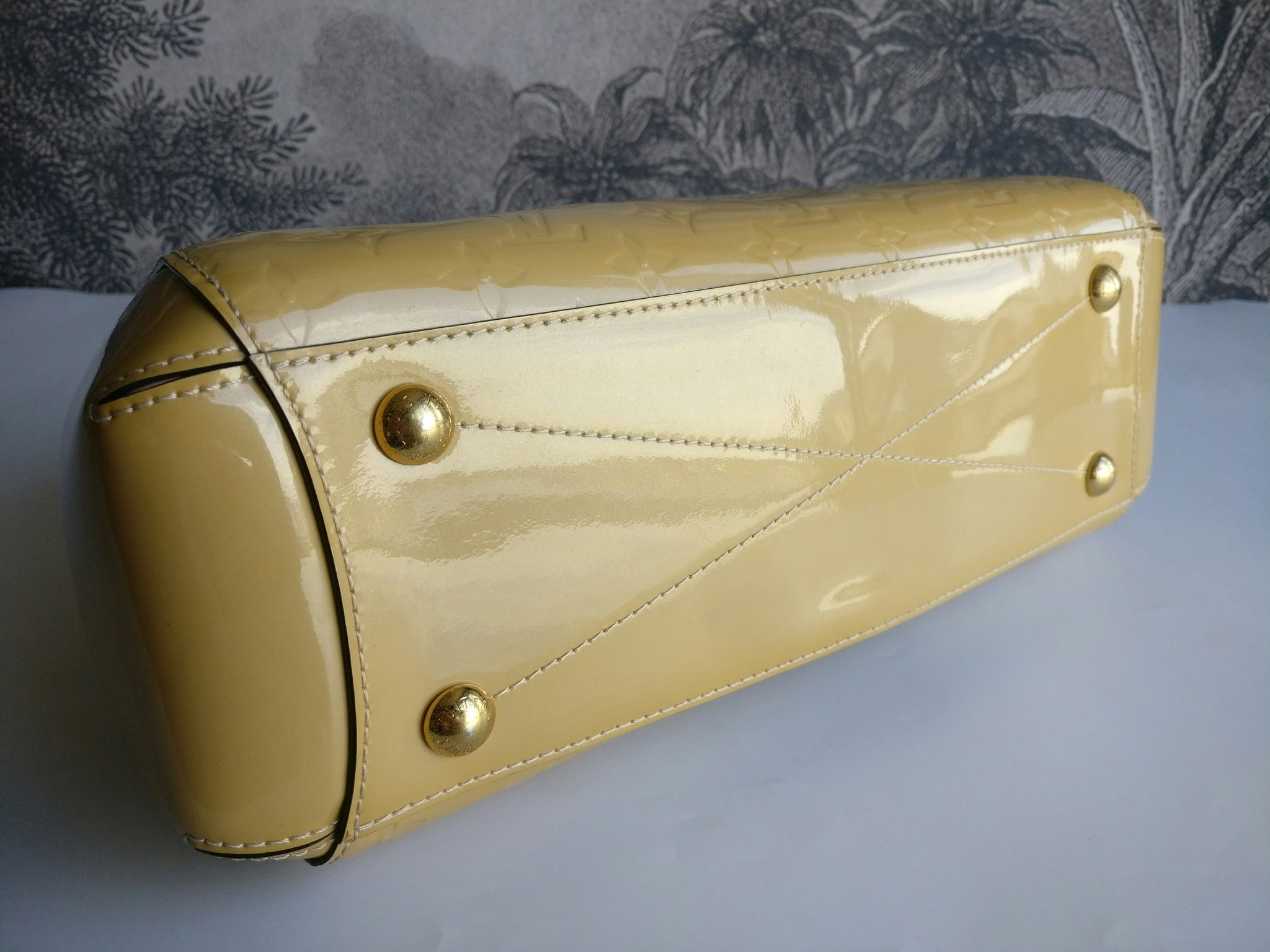 Louis Vuitton Montaigne MM vernis warm beige
