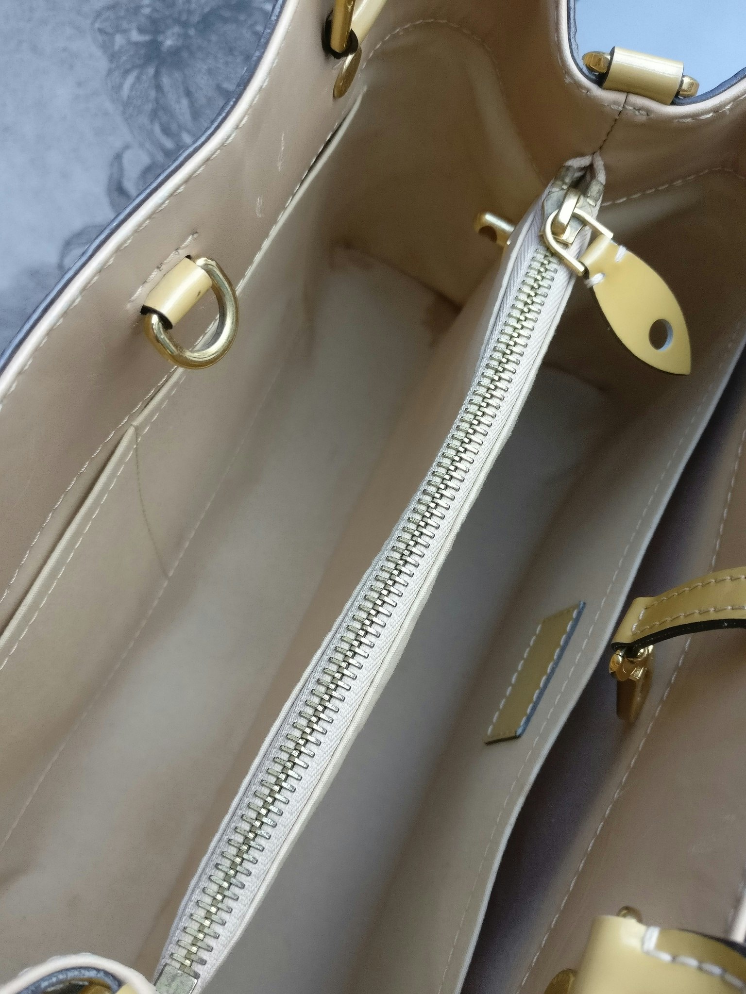 Louis Vuitton Montaigne MM vernis warm beige