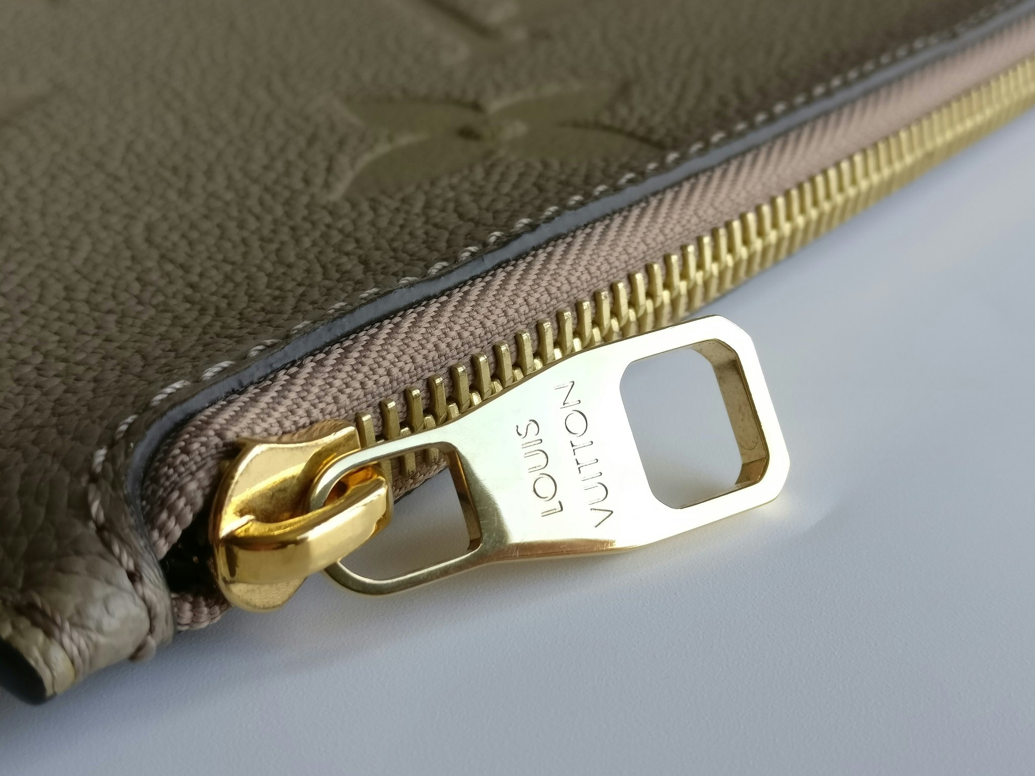 Louis Vuitton Neverfull pochette empreinte Dune
