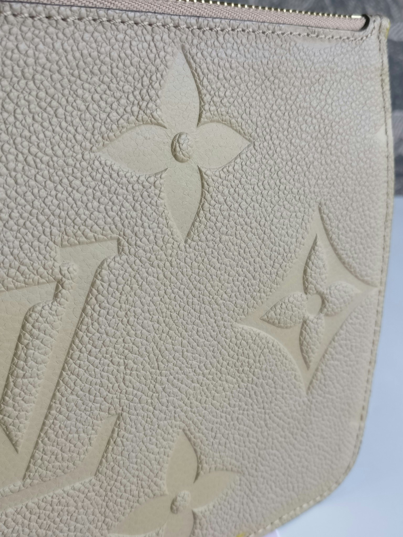 Louis Vuitton Neverfull pochette empreinte Dune