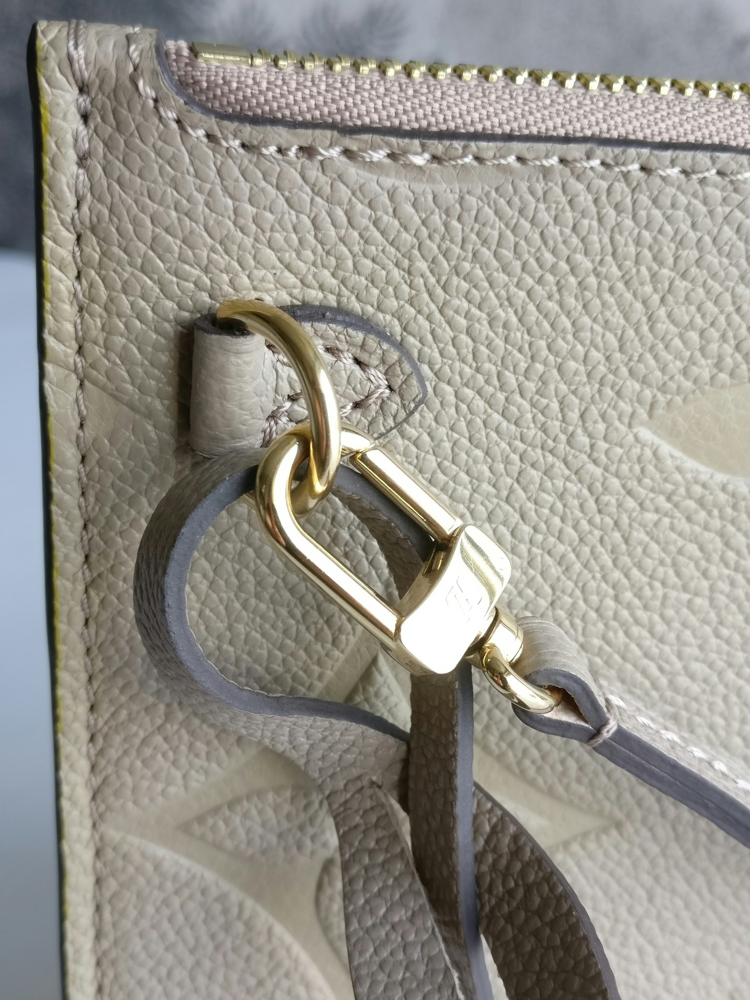 Louis Vuitton Neverfull pochette empreinte Dune