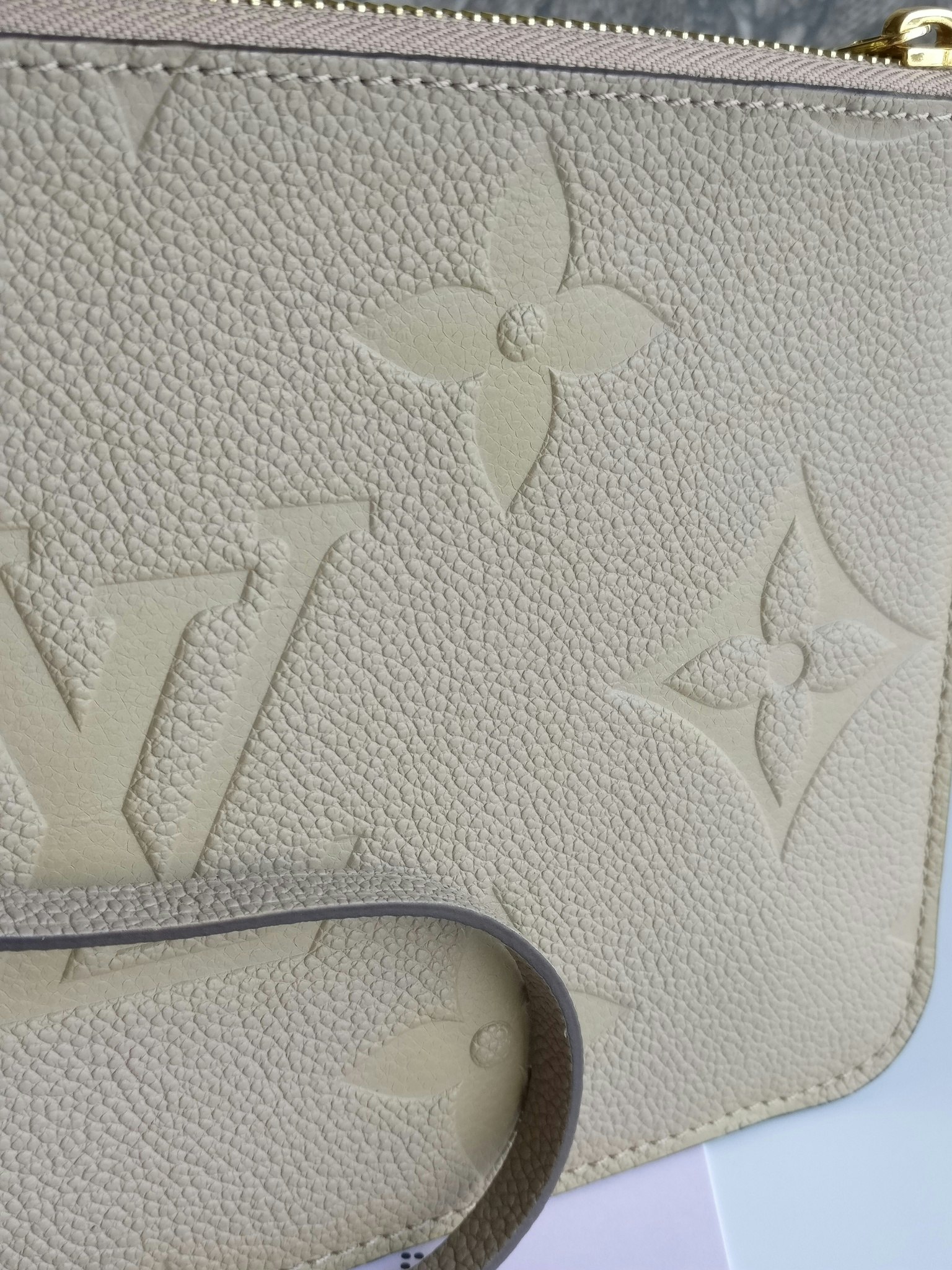 Louis Vuitton Neverfull pochette empreinte Dune