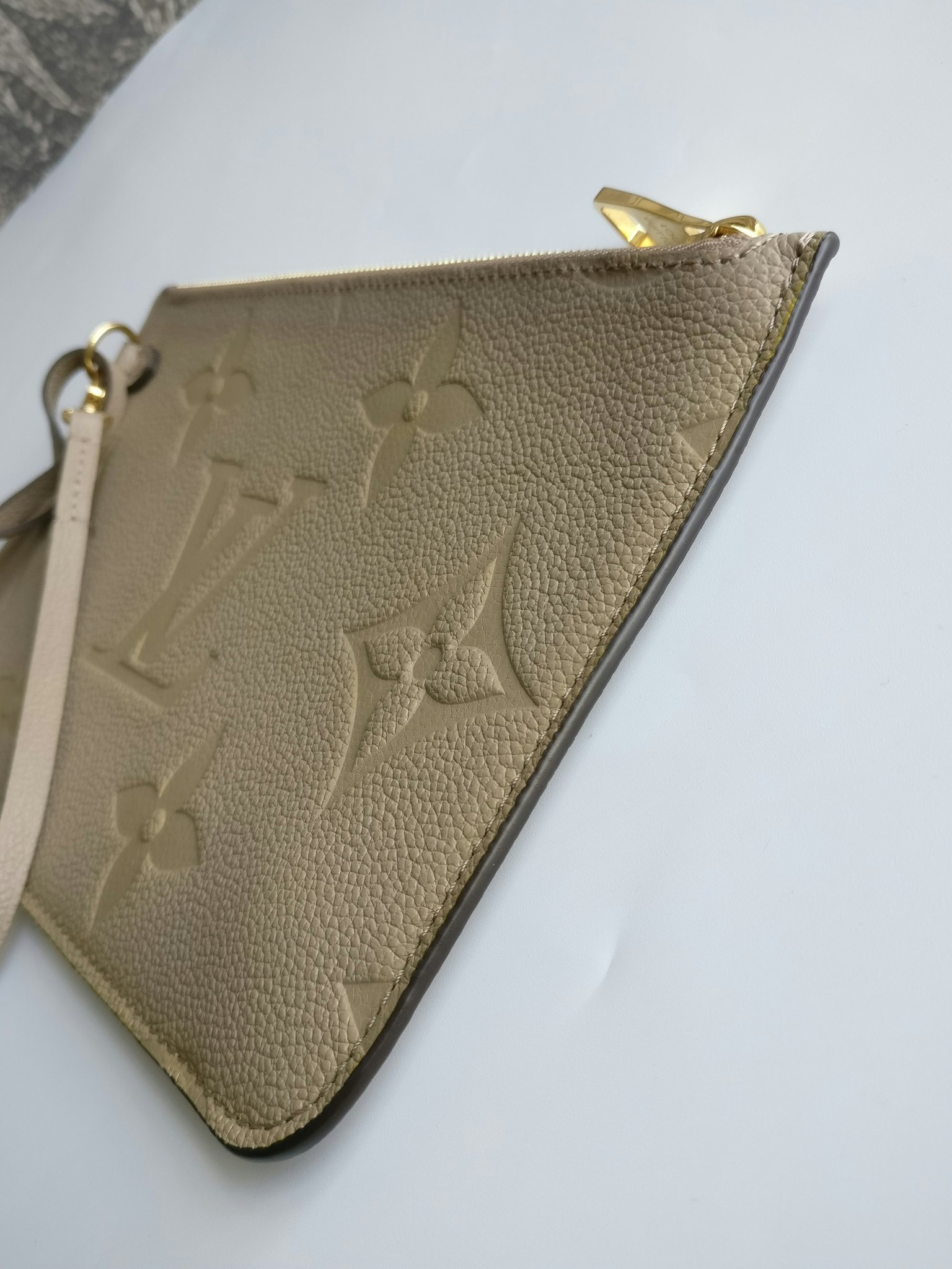 Louis Vuitton Neverfull pochette empreinte Dune