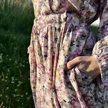 Klänning Fjordvind, Blommor