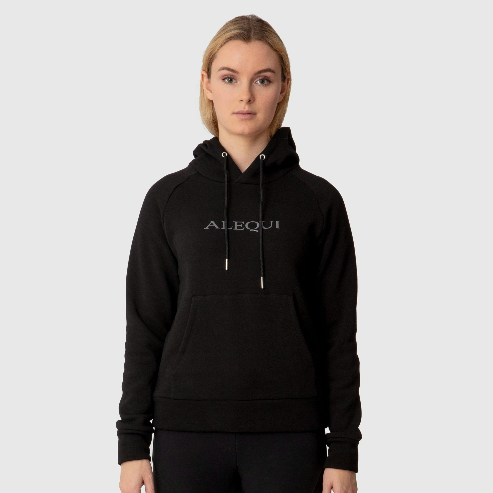 Hoodie NOVA är gjord av en extra mjuk bomullsblandning som passar perfekt när du vill hålla dig varm både inne och ute. NOVA har en tight passform som funkar perfekt under en stalljacka men även preci