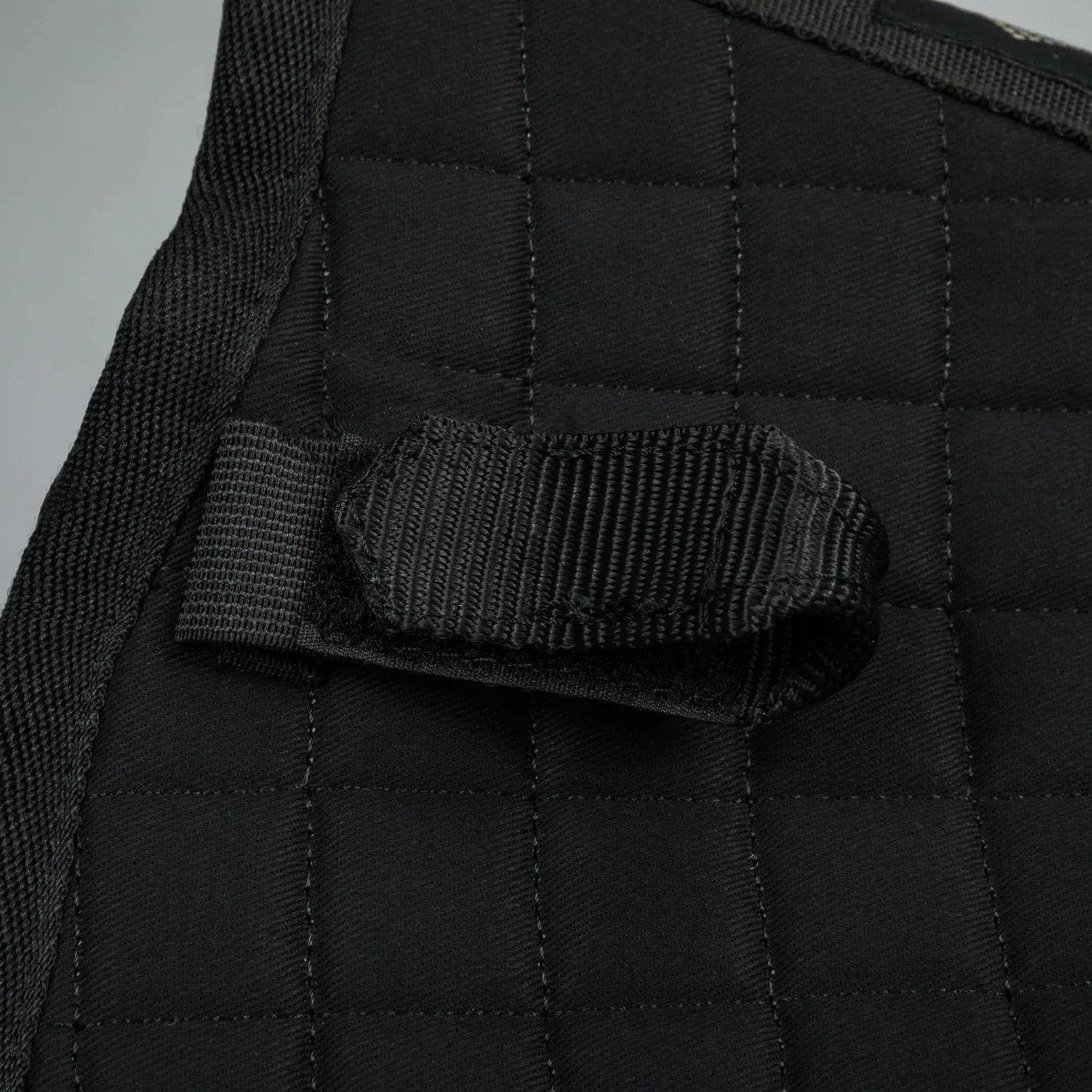 Back on Track No2 Dressyrschabrak, Svart