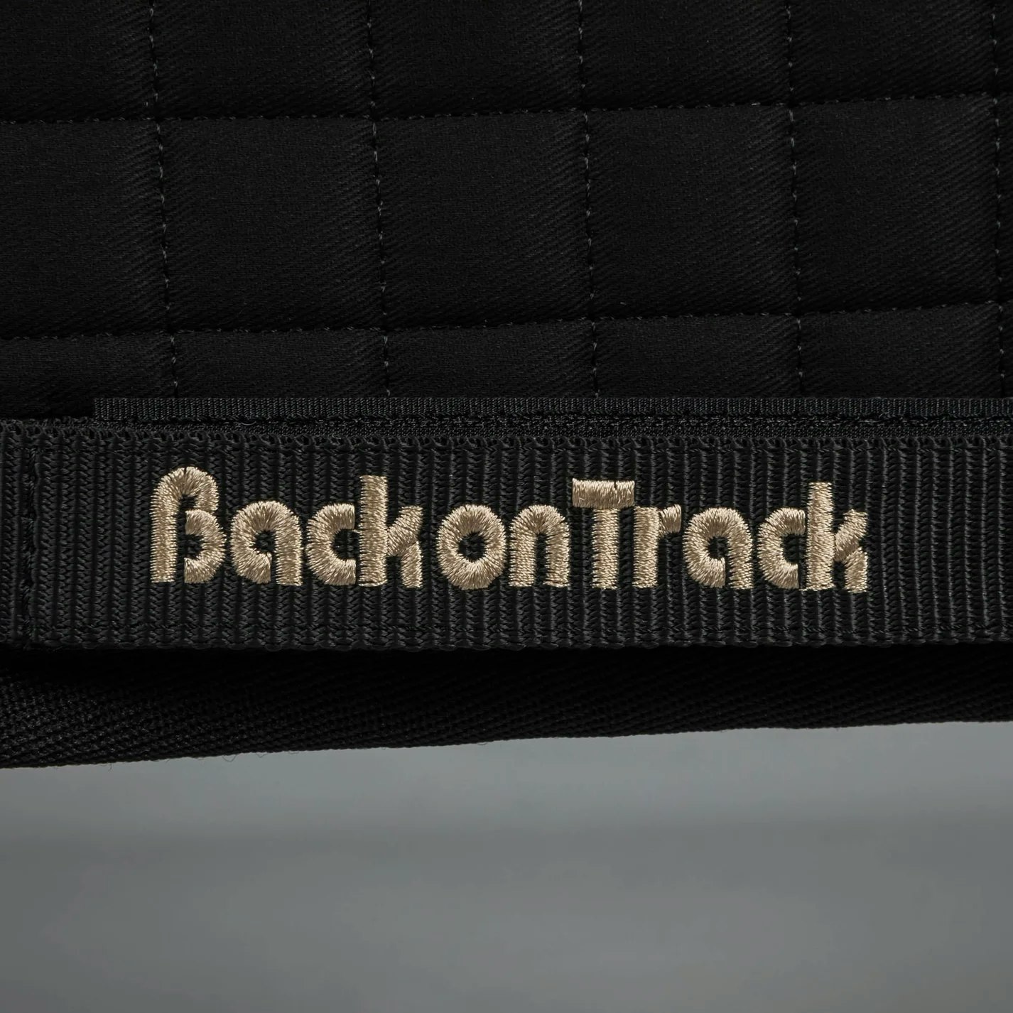 Back on Track No2 Dressyrschabrak, Svart