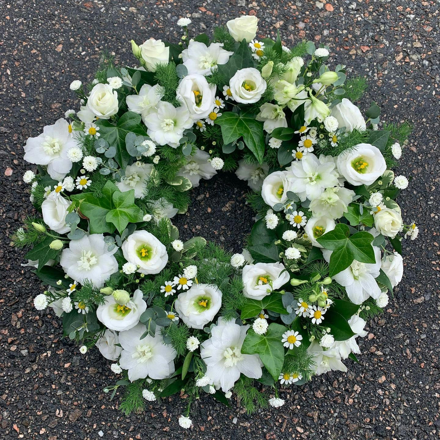 Krans med fjäderlätta luftiga och skira vita sommarblommor. (bilden 3500:-) ca 35 cm i diameter