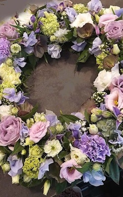 Krans med pasteller i lila och violetta toner, (bilden 2500:-)