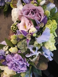 Krans: Krans med pasteller i lila och violetta toner,