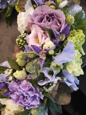 Krans med pasteller i lila och violetta toner, (bilden 4000:-) ca 50 cm i diameter