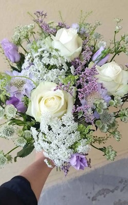 Sommarbukett i vitt och lila pasteller (Bilden ca 450:-)