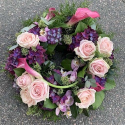 Fin liten Krans med blekrosa Rosor Callor och Hortensia. (bilden ca 3000:-) ca 35 cm i diameter