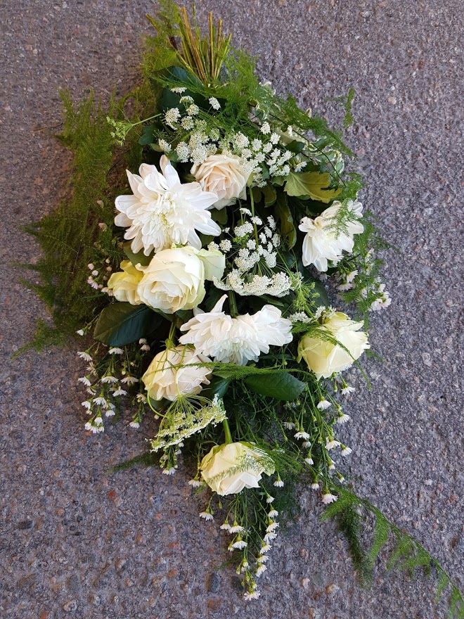 Begravningsbukett i vitt och cremerosa, (bilden ca 550:-)