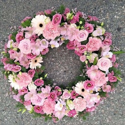 Krans i rosa toner. (Bilden 3500:-) ca 40 cm i diameter