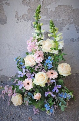 Stående dekoration: dekoration i ljusrosa, vitt, ljust lila och blått (På bilden 1500:-)