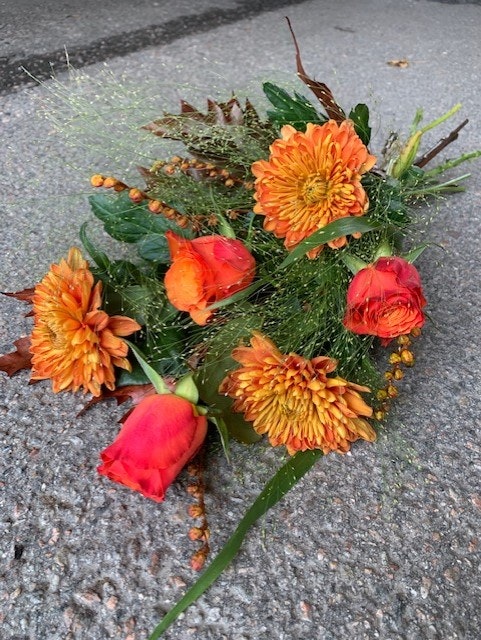 Begravningsbukett orangea toner (bilden ca 450:-)