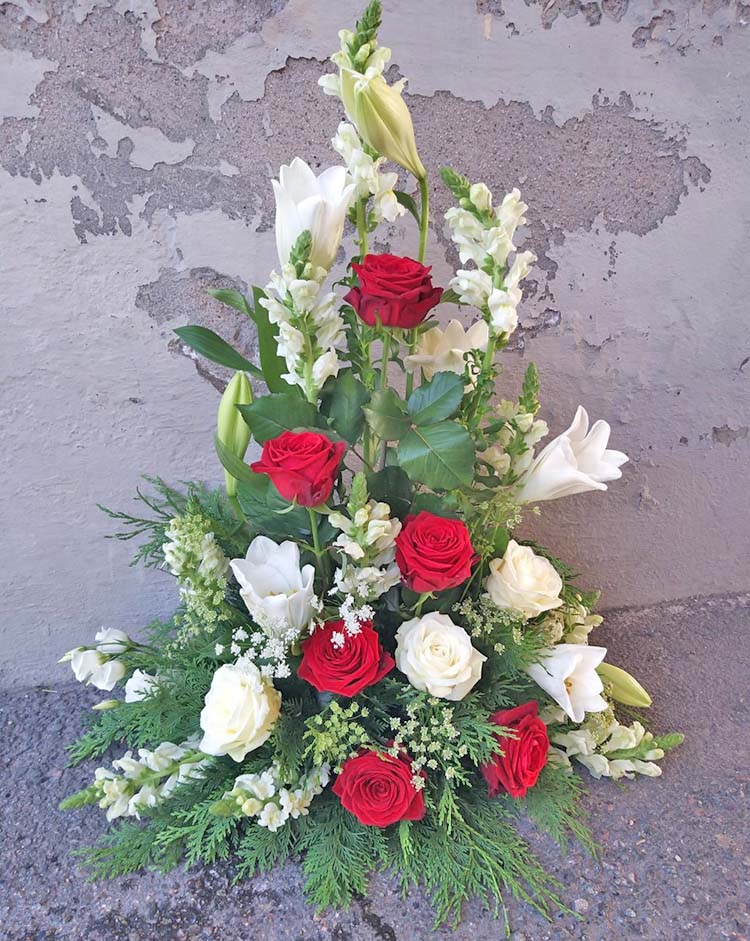 Stående dekoration: Röda rosor och vitt (På bilden 1500:-)
