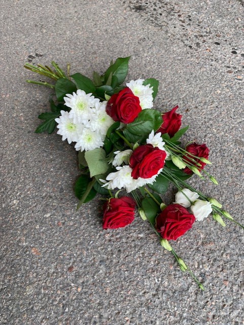 Begravningsbukett med röda rosor och vitt (bilden ca 570:-)
