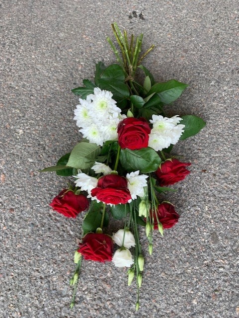 Begravningsbukett med röda rosor och vitt (bilden ca 570:-)