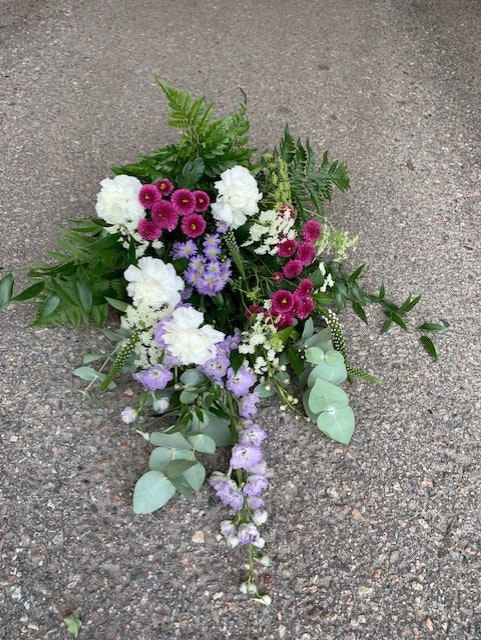 PRISVÄRT, MILJÖVÄNLIGT OCH MER BLOMMOR FÖR PENGARNA ! Floristen binder en fin begravningsbukett, du väljer pris, vi väljer passande färger av de blommor vi har hemma.
