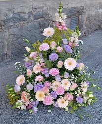 PRISVÄRT, MILJÖVÄNLIGT OCH MER BLOMMOR FÖR PENGARNA ! Floristen binder en vacker stående dekoration, du väljer pris, vi väljer passande färger av de blommor vi har hemma.